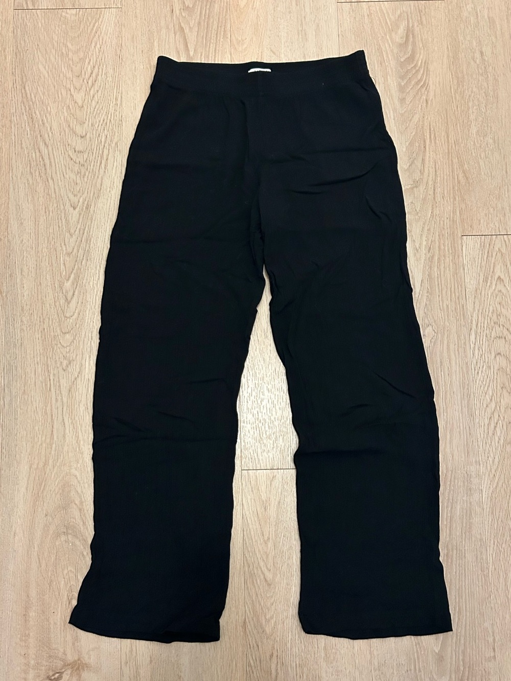 Aritzia Babaton flowy plisse black pants